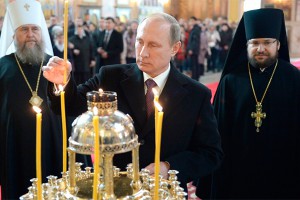 Путин поставил свечку Царице Небесной Путин поставил свечку Царице Небесной