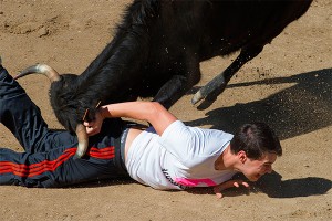 В Испании бык раздел посетителя корриды В Испании бык раздел посетителя корриды