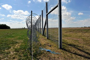 Латвия отгородится от России стеной Латвия отгородится от России стеной