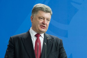 Порошенко скрывает рукопожатие с Путиным Порошенко скрывает рукопожатие с Путиным