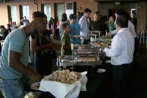 В США вместо свадьбы накормили бездомных В США вместо свадьбы накормили бездомных