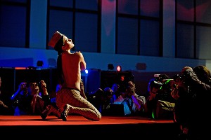 В Перми девушки разделись ради iPhone (видео) В Перми девушки разделись ради iPhone (видео)