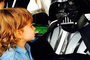 Шведский Дарт Вейдер делал селфи с жертвами Шведский Дарт Вейдер делал селфи с жертвами