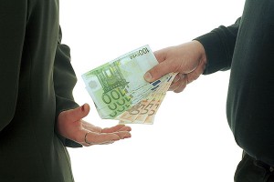 Чиновников хотят судить за подарки близким Чиновников хотят судить за подарки близким