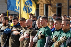 Бойцы "Азова" торговали оружием в Москве Бойцы "Азова" торговали оружием в Москве