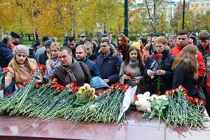 В память о пассажирах А321 к Кремлю несут цветы В память о пассажирах А321 к Кремлю несут цветы