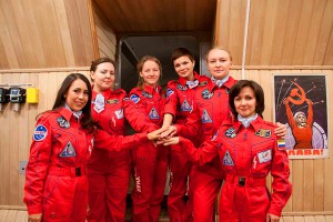 Участницы Луны-2105 развлеклись вшестером Участницы Луны-2105 развлеклись вшестером