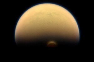 Спутник Сатурна накрыло облако-монстр Спутник Сатурна накрыло облако-монстр