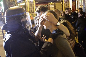 Зрители в Le Bataclan отползали от боевиков Зрители в Le Bataclan отползали от боевиков