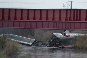 После крушения поезда во Франции ищут детей После крушения поезда во Франции ищут детей
