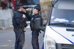 20 человек взяли в заложники в барe Парижа 20 человек взяли в заложники в барe Парижа