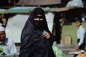 Боевики "ИГ" спасаются в женских платьях Боевики "ИГ" спасаются в женских платьях