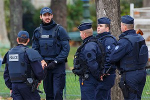 Полиция отводит людей от Эйфелевой башни Полиция отводит людей от Эйфелевой башни