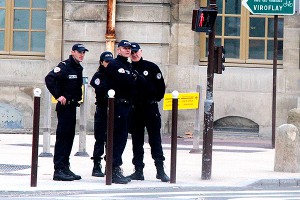 В Париже подорвалась террористка-смертница В Париже подорвалась террористка-смертница