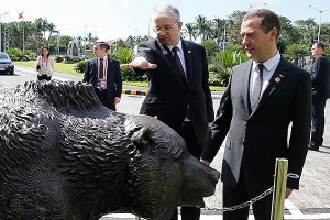 Медведев украсил Филиппины медведем Медведев украсил Филиппины медведем