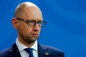 Яценюк закурил из-за Майдана Яценюк закурил из-за Майдана