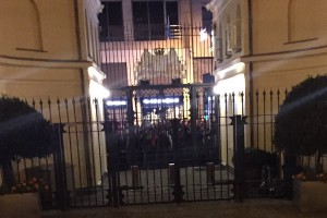 Посольство Голландии в Турции по ошибке забросали яйцами Посольство Голландии в Турции по ошибке забросали яйцами