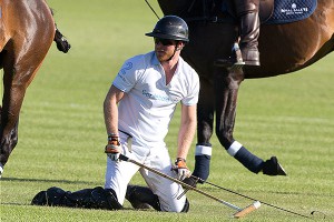 Принц Гарри дважды упал с лошади Принц Гарри дважды упал с лошади