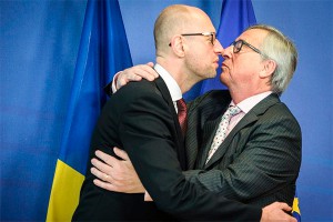 Страстный поцелуй Яценюка и Юнкера Страстный поцелуй Яценюка и Юнкера