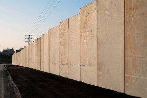 Турция возводит стену на границе с Сирией Турция возводит стену на границе с Сирией