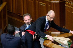 Интимный массаж Яценюку назвали романтикой Интимный массаж Яценюку назвали романтикой