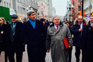 Джон Керри заглянул на Арбат за матрешками Джон Керри заглянул на Арбат за матрешками