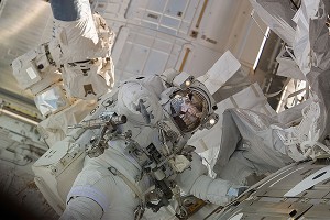 Астронавты в космосе починили МКС Астронавты в космосе починили МКС