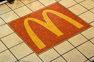 Москвичка требует миллион от McDonald's Москвичка требует миллион от McDonald's