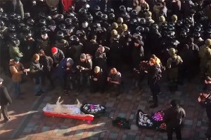 К Верховной раде принесли гроб со свиньей К Верховной раде принесли гроб со свиньей