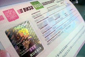 Жители Грузии стоят в очереди за визой в Россию Жители Грузии стоят в очереди за визой в Россию
