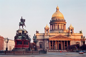 Петербуржцы возвышаются над москвичами Петербуржцы возвышаются над москвичами