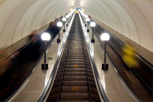 В Москве женщина упала с эскалатора и умерла В Москве женщина упала с эскалатора и умерла