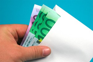 Москвичи стали дарить близким валюту Москвичи стали дарить близким валюту