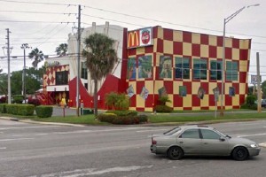 Закрылся самый большой McDonald's в мире Закрылся самый большой McDonald's в мире