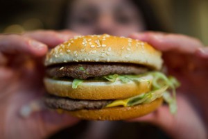 Бигмак оценил доллар в 23 рубля Бигмак оценил доллар в 23 рубля