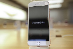 Apple переводит iPhone в ночной режим Apple переводит iPhone в ночной режим