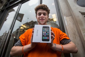 iPhone 5s резко подешевел в России iPhone 5s резко подешевел в России