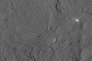 Белые пятна на Церере ставят ученых в тупик Белые пятна на Церере ставят ученых в тупик