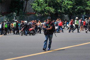 Джакарту атаковали террористы-смертники Джакарту атаковали террористы-смертники