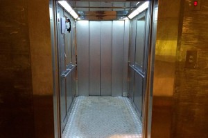 Мать погибла в лифте вместо ребенка Мать погибла в лифте вместо ребенка