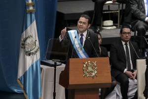 Комик занял дворец президента Гватемалы Комик занял дворец президента Гватемалы