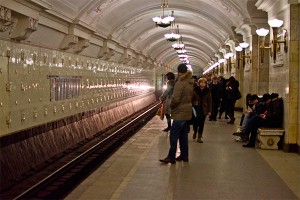 В московском метро пассажир уснул на рельсах В московском метро пассажир уснул на рельсах