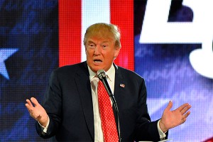 Трамп обещает вернуть "чертову" Apple в США Трамп обещает вернуть "чертову" Apple в США