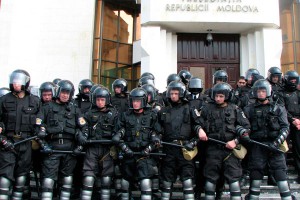 Бунтовщики подрались с полицией в Кишиневе Бунтовщики подрались с полицией в Кишиневе
