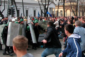 Протестующих в Кишиневе выкуривают газом Протестующих в Кишиневе выкуривают газом