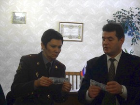 Осторожно: фальшивки! Начальник пресс-службы УВД области Светлана Кокотова и начальник управления УБЭП области Виталий Дубовой изучают фальшивые купюры