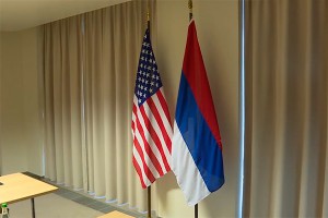 Госдеп сел в лужу с российским флагом Госдеп сел в лужу с российским флагом