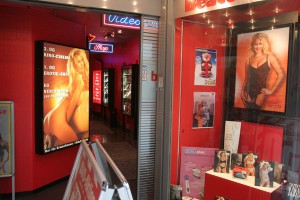 Продавца секс-шопа хотели изнасиловать на кассе Продавца секс-шопа хотели изнасиловать на кассе