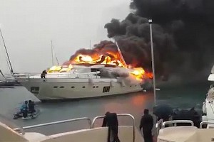 В Турции сгорела яхта бизнесмена из России В Турции сгорела яхта бизнесмена из России