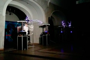 В метро Москвы станцевали молнии В метро Москвы станцевали молнии